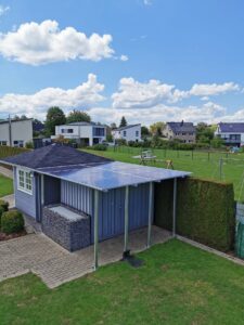 Solarmodule auf dem Geräteschuppen